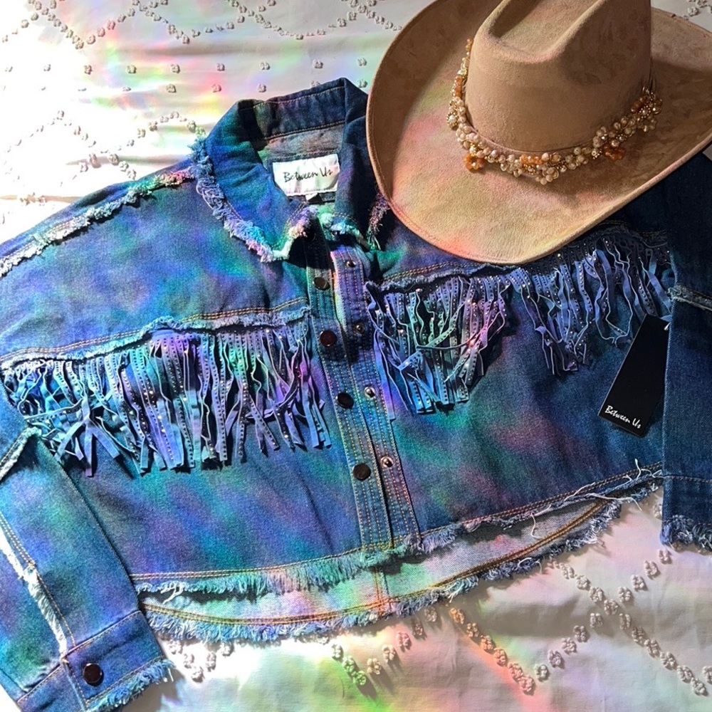 🤠NWT Cropped Bedazzled Jean Jacket